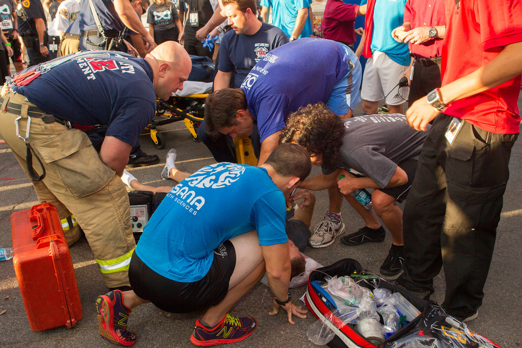 Dr. Oz and other first responders come to the aid of a fallen runner.