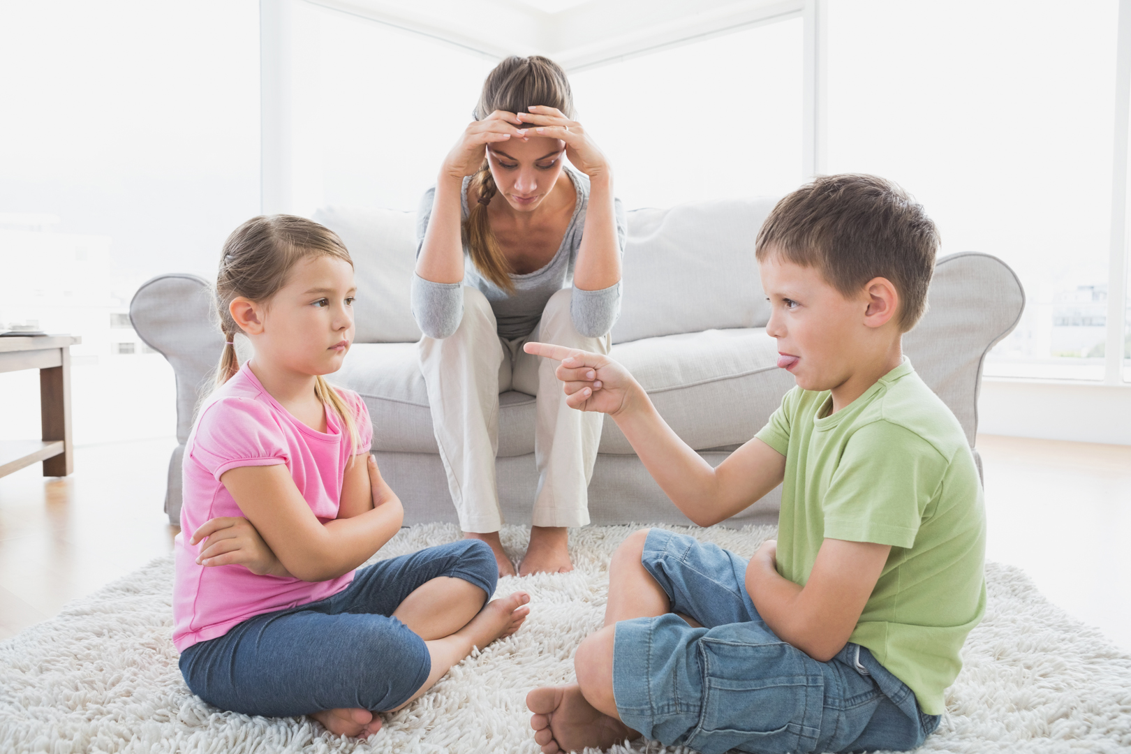 Примирение родителей. Ссора родителей и детей. Конфликт в семье. Конфликт между детьми. Дети и родители ссорятся.