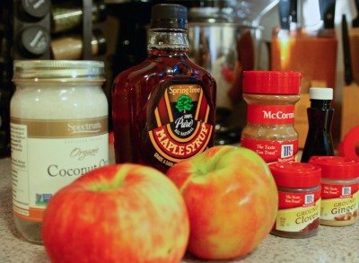 Ingredients for baked cinnamon apples.